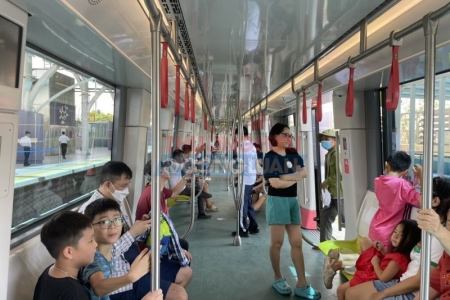 Hơn 14.000 khách đi tàu trong ngày đầu tiên vận hành vận hành tuyến metro Nhổn - Ga Hà Nội