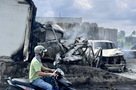 8 ô tô đâm liên hoàn khiến 3 xe bốc cháy ngùn ngụt