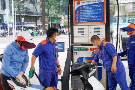 Chiều nay, giá xăng đầu trong nước có thể giảm gần 1.000 đồng/lít