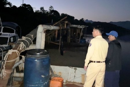 Phát hiện thuyền vỏ sắt khai thác cát trái phép trên sông Gianh