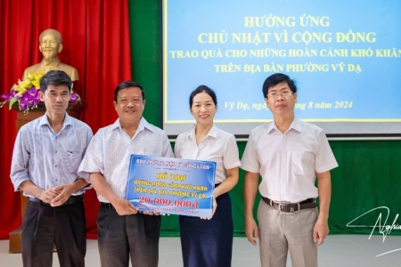 Tạp chí Thương hiệu & Công luận trao tặng 37 phần quà cho các hộ gia đình khó khăn ở Huế