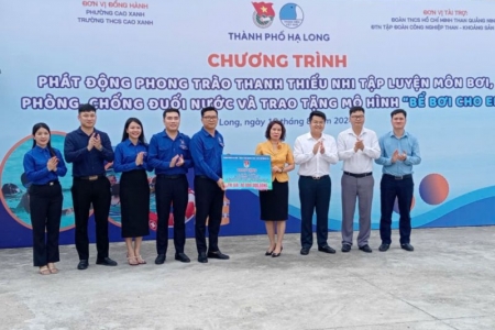 Phát động phong trào thanh thiếu nhi học bơi phòng, chống đuối nước và trao tặng mô hình “Bể bơi cho em”