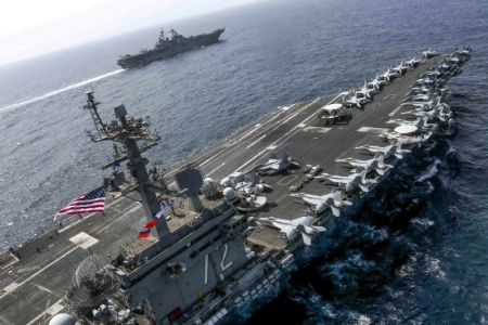 Siêu tàu sân bay USS Abraham Lincoln và các tàu khu trục hộ tống đã đến Trung Đông