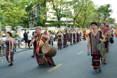 Thừa Thiên Huế - Quan tâm đào tạo, tuyển dụng người dân tộc thiểu số và phát triển kinh tế vùng núi