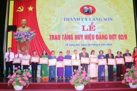 Thành ủy Lạng Sơn tổ chức trao Huy hiệu Đảng cho 124 đảng viên