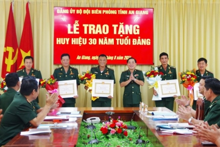 Trao tặng Huy hiệu 30 năm tuổi Đảng cho 6 Đảng viên thuộc Đảng bộ Bộ đội Biên phòng tỉnh An Giang