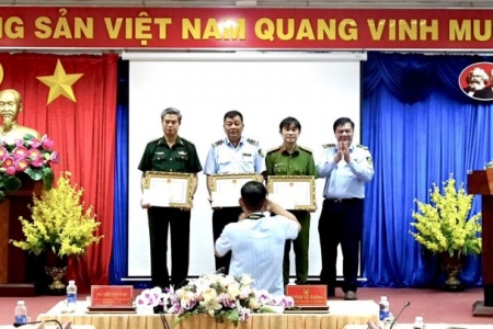 Cà Mau: Trao tặng Bằng khen cho tập thể, cá nhân có thành tích xuất sắc trong công tác chống buôn lậu, GLTM và hàng giả