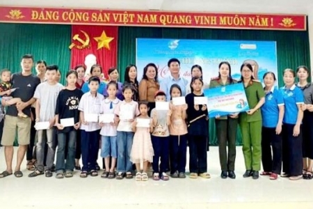 Các cấp Hội LHPN tỉnh Thanh Hoá tặng quà cho gần 2.200 trẻ có hoàn cảnh khó khăn dịp năm học mới