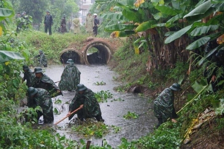 Hàng trăm cán bộ, chiến sĩ bộ đội dầm mình trong mưa bão giúp người dân chống ngập lụt ở Thanh Hóa