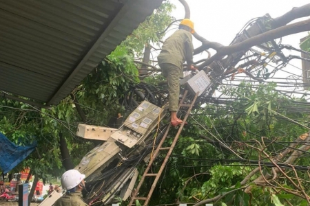 Điện Lực Bắc Ninh xuyên đêm căng mình khắc phục sự cố để cấp điện trở lại cho khách hàng