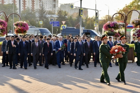 Chủ tịch Quốc hội Trần Thanh Mẫn dâng hoa tại Tượng đài Chủ tịch Hồ Chí Minh ở Moscow