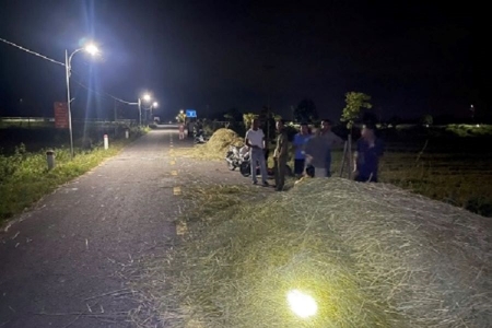 Tông vào đống rơm trên đường, một người đàn ông tử vong