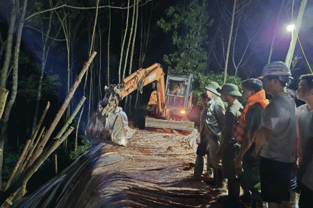 Bắc Giang: Xuyên đêm căng mình đắp đê ngăn lũ