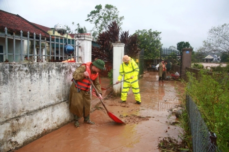 Quảng Ninh: Hàng trăm cán bộ, chiến sĩ tham gia ứng cứu sự cố tràn đập Hà Thanh