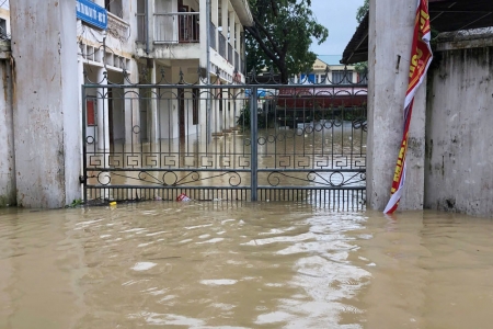 Bắc Giang: Nước sông lên cao, nhiều trường học tiếp tục cho học sinh tạm nghỉ học