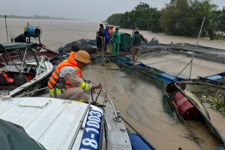 Cứu sống 3 người trong một gia đình bị trôi dạt trên sông Hồng