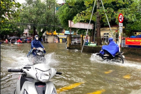 Sau mưa lớn, nhiều tuyến đường, khu đô thị tại Hà Nội ngập trong nước