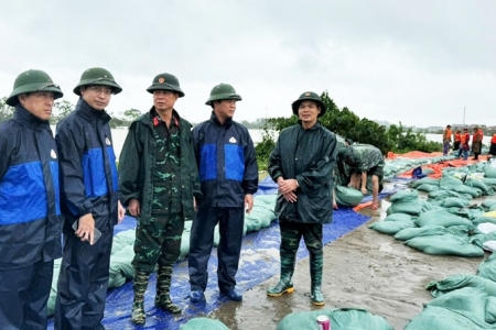 Bắc Ninh: Phó Chủ tịch UBND tỉnh Lê Xuân Lợi kiểm tra công tác đảm bảo an toàn tuyến đê Hữu Cầu và tiêu úng