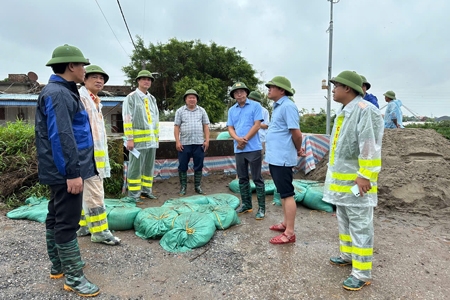 Nam Định: Tập trung ứng phó khẩn cấp tuyến đê Bối thuộc xóm Gò, xã Hải Minh