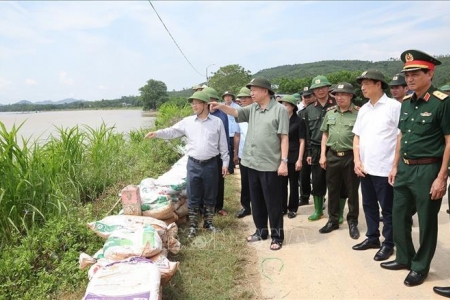 Tổng Bí thư, Chủ tịch nước thị sát việc gia cố đê, tặng quà người dân vùng lũ Tuyên Quang