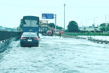 Quốc lộ 1A qua Thanh Hóa ngập sâu, các phương tiện tham gia giao thông gặp khó khăn