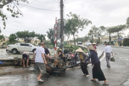 Người dân thị trấn Quảng Hà nhanh chóng khôi phục nhịp sống thường ngày