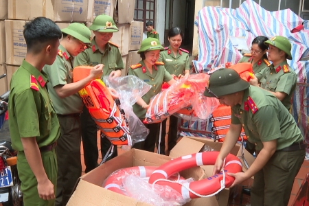 Công an tỉnh Thanh Hóa cấp phát trang thiết bị phòng, chống mưa bão cho Công an các đơn vị