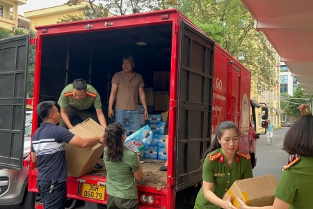 Công an quận Thanh Xuân chung tay hỗ trợ đồng bào vùng lũ lụt