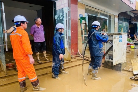 Lào Cai: Phát sóng điện thoại cho 100% các xã sau mưa lũ