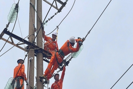 “Ăn trên cột điện, ngủ tại hiện trường” để nhanh chóng cấp điện trở lại cho dân