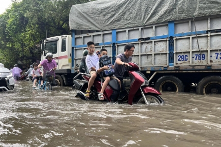 Đầu tuần, nhiều tuyến phố Hà Nội chìm trong biển nước