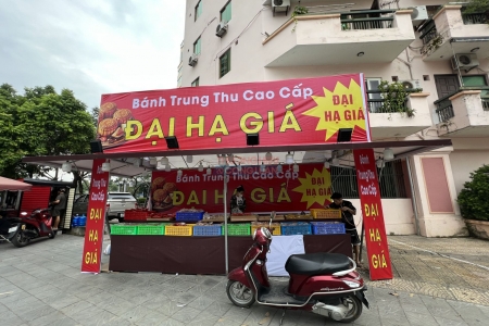 Hà Nội: Bánh trung thu “đại hạ giá” xuống phố