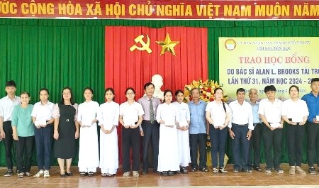 Tam Kỳ trao 49 suất học bổng do bác sĩ Alan L.Brooks tài trợ