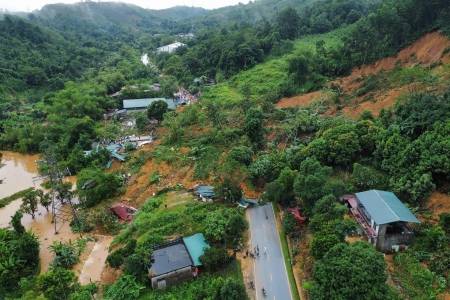 Sạt lở vùi lấp nhiều ngôi nhà dân và phương tiện