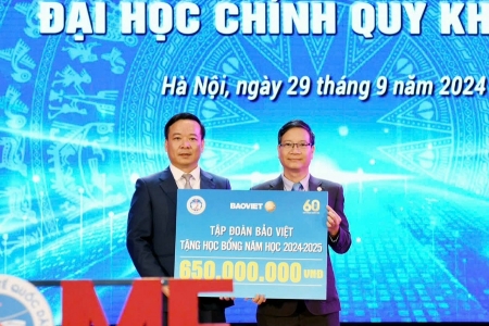 Quỹ học bổng “Bảo Việt - Niềm tin thắp sáng tương lai” đã trao gần 10 tỷ đồng tới sinh viên Việt Nam