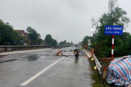 Tông vào rào chắn công trình trên quốc lộ 1, một người đàn ông tử vong