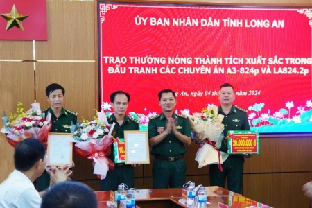 Trao Quyết định khen thưởng trong công tác phá chuyên án ma túy tại Long An