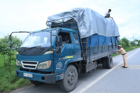 Công an tỉnh Bắc Giang xử lý gần 3,5 nghìn trường hợp xe quá khổ, quá tải