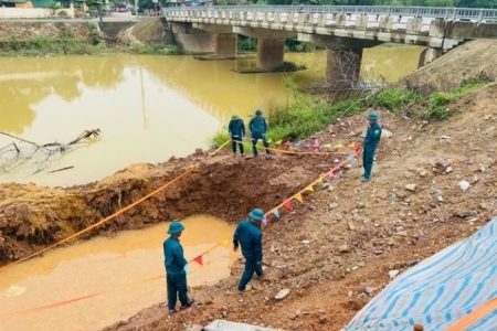 Phát hiện quả bom nặng nửa tấn khi đang thi công kè bờ sông