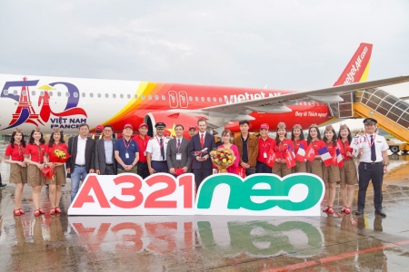 Tàu bay mang biểu tượng kỷ niệm 50 năm quan hệ ngoại giao Việt Nam – Pháp đã về tới TP. Hồ Chí Minh sau hành trình cảm xúc