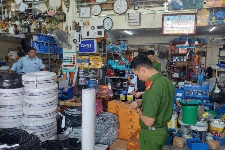 Nam Định tạm giữ trên 100 sản phẩm khóa cửa, đèn pha, đèn chùm vi phạm