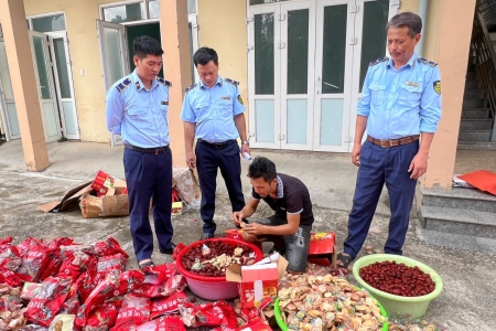 Tiêu hủy hơn 200 đơn vị sản phẩm thực phẩm các loại do nước ngoài sản xuất nhập lậu