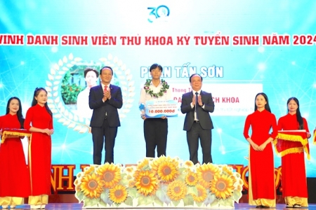 Đại học Đà Nẵng vinh danh thủ khoa kỳ tuyển sinh năm 2024