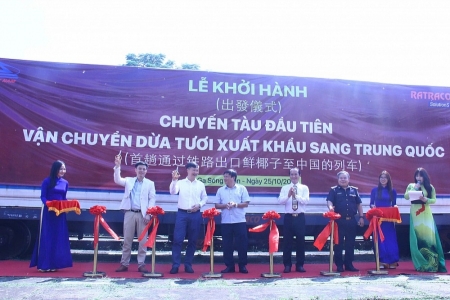 Khởi hành chuyến tàu đầu tiên đưa gần 70 tấn dừa tươi xuất khẩu sang Trung Quốc