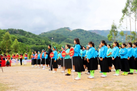 Sôi động, độc đáo Giải bóng đá nữ các dân tộc thiểu số tỉnh Quảng Ninh