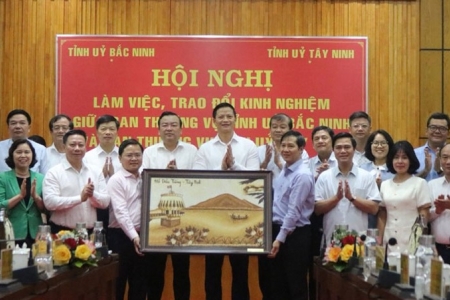 Tỉnh ủy Bắc Ninh trao đổi kinh nghiệm với Tỉnh ủy Tây Ninh