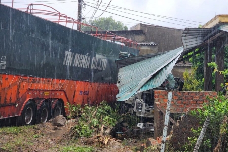 Quảng Bình: Xe container mất lái đâm vào nhà dân