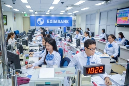 Vợ Trưởng ban kiểm soát ngân hàng Eximbank đăng ký bán toàn bộ 123.298 cổ phiếu EIB