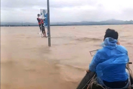 Quảng Bình: Cứu sống người đàn ông bám trụ 12 giờ vào cột điện sau khi bị lật đò