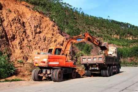 Bắc Giang: Khẩn trương xử lý khẩn cấp sự cố giao thông, giúp các cung đường thông suốt, an toàn